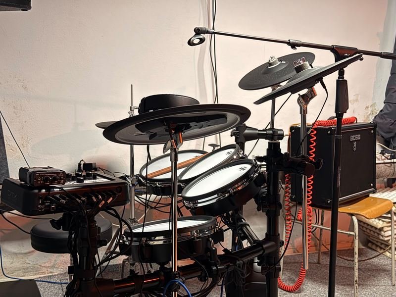 Elektronické bicie Yamaha, kombo BOSS Katana a mikrofónové rameno