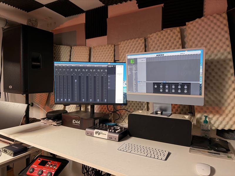 Nahrávacie pracovisko: iMac, druhý monitor s mixérom, zvuková karta Audient iD44, reprobox a akustická pena na stenách
