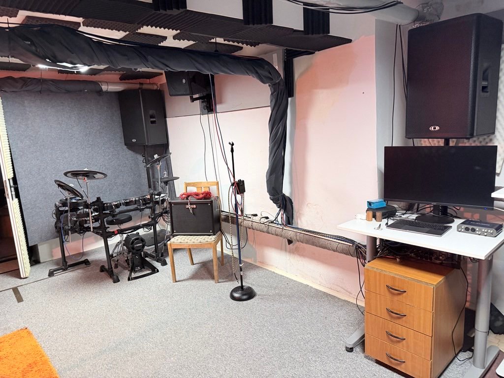 Elektronické bicie Yamaha a gitarové kombo BOSS na stoličke